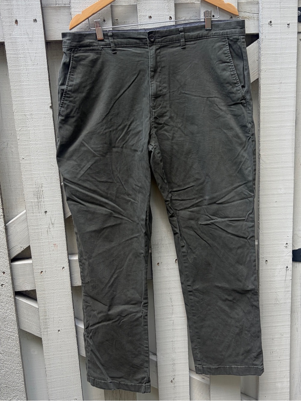 Amazon Essentials Men's Olive Green Chino Pants Size 38x30 VGUC